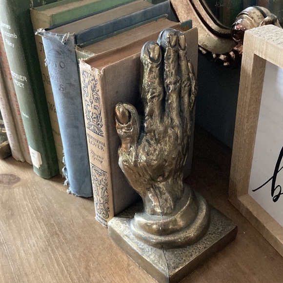 Hand sculpture brass/gold bookends - Picture 3 of 5